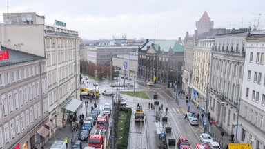 Czerwona waga powróciła z renowacji. Znów stoi na Alejach Marcinkowskiego