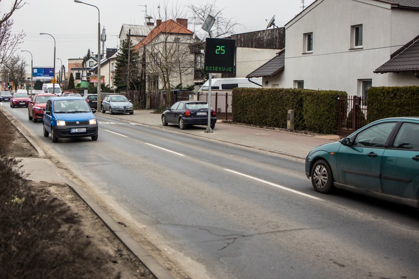 Tablice montowane pod szkołami