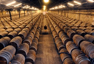 Zamiast taniego wina wybieramy teraz koniak. Na luksusowe alkohole Polacy wydadzą 820 mln zł