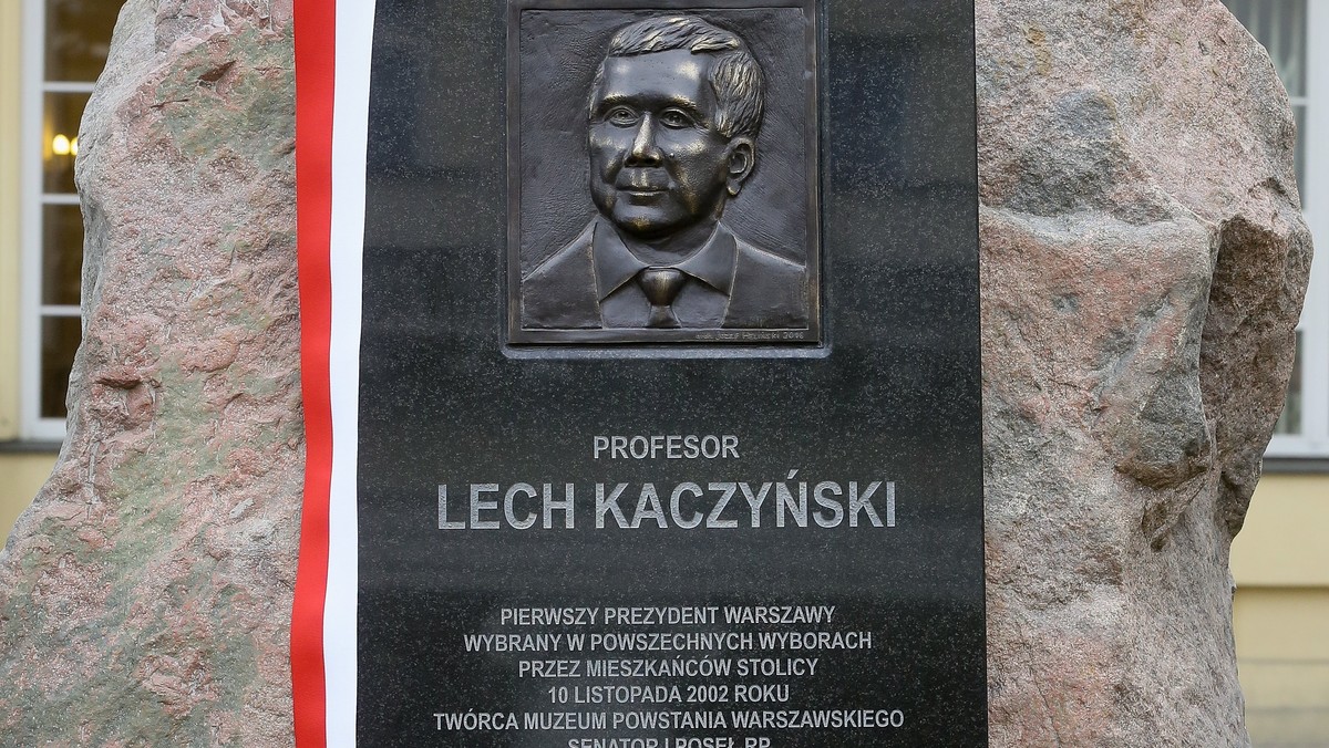 W ciągu kilku dni stołeczny konserwator zabytków ma podpisać decyzję nakazującą usunięcie tymczasowych tablic smoleńskich umieszczonych przed Pałacem Prezydenckim na Krakowskim Przedmieściu – informuje TVN24.