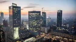 Metamorfoza centrum Warszawy. Wieżowce, szpaler drzew i miejski ratusz