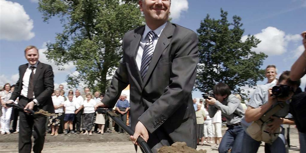 Minister Grabarczyk pozuje z łopatą