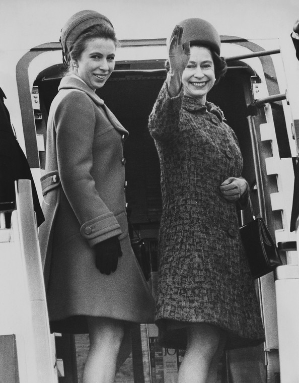 Księżna Anna (z lewej) i królowa Elżbieta II wsiadają do samolotu VC-10 na lotnisku Heathrow w Londynie, rozpoczynając królewską trasę po Australii i Nowej Zelandii 2 marca 1970 roku
