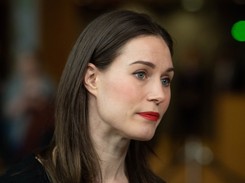 Sanna Marin błyszczy na szczycie w Brukseli - perfekcyjnie kobieca i mistrzowsko elegancka [FOTO]