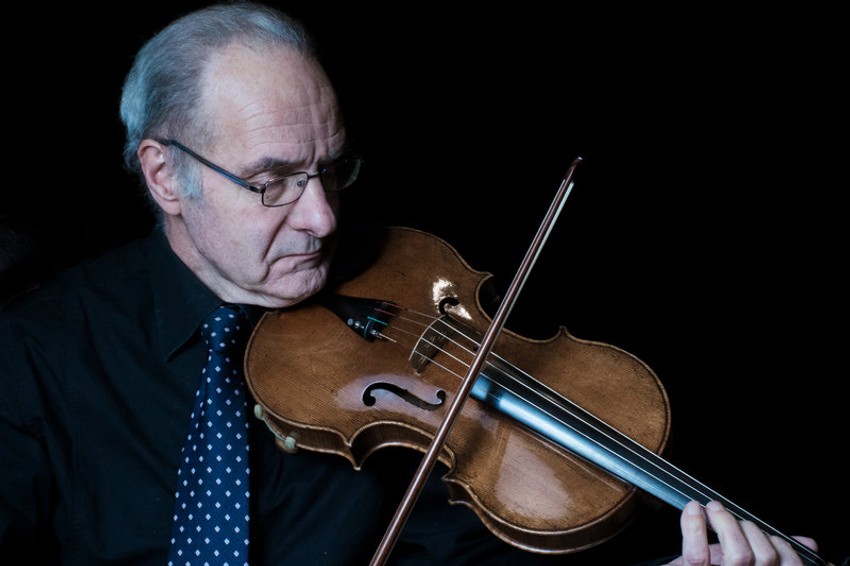 Vim Jansen, jedan od muzičara koji su učestvovali u projektu snimanja zvuka starih violina, svira Amatijevu violu iz 1615. godine