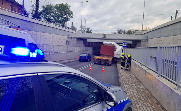 Sulejówek - kierowca ciężarówki uszkodził tunel
