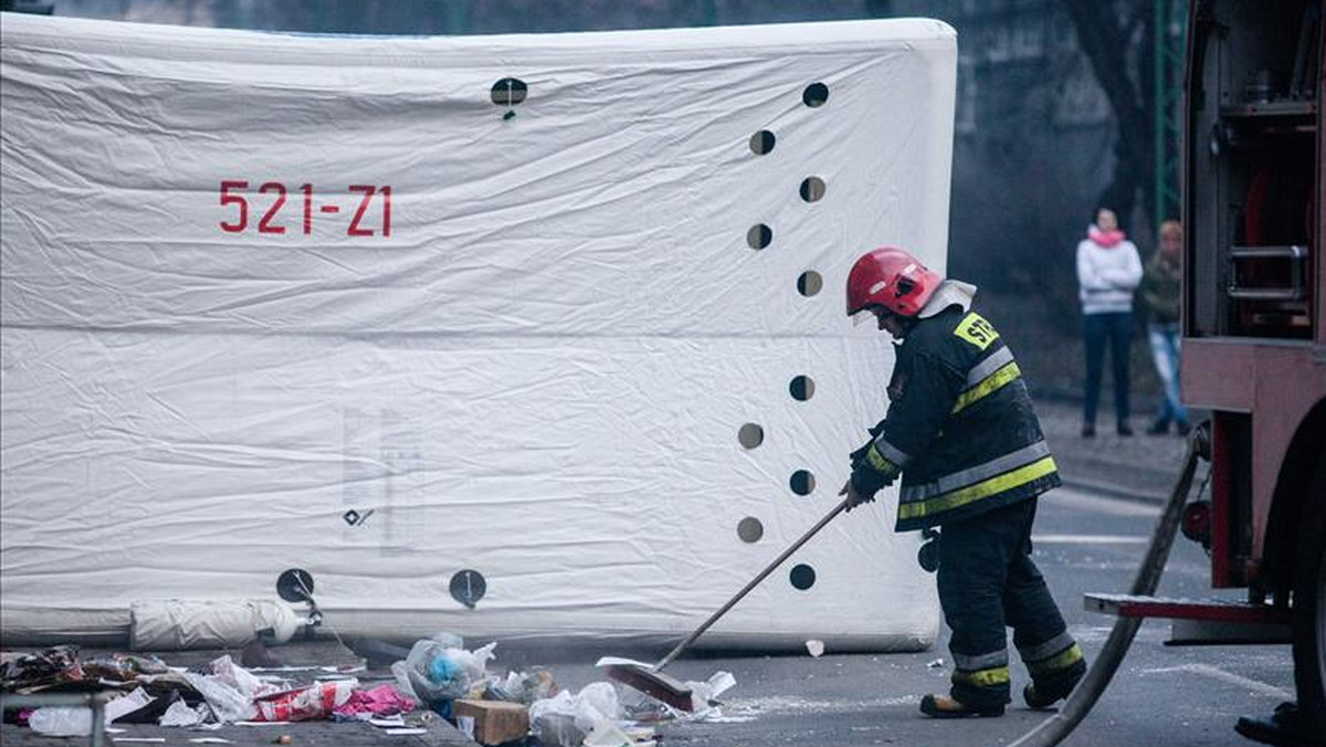 Godziny grozy przeżyli mieszkańcy ul. Świerczyny w Mysłowicach. 39-letni mieszkaniec jednej z kamienic na tej ulicy zagroził, że podpali butlę gazową, którą miał w mieszkaniu. Aby uniknąć tragedii wezwani na miejsce strażacy i policjanci zarządzili ewakuację kilkudziesięciu osób.