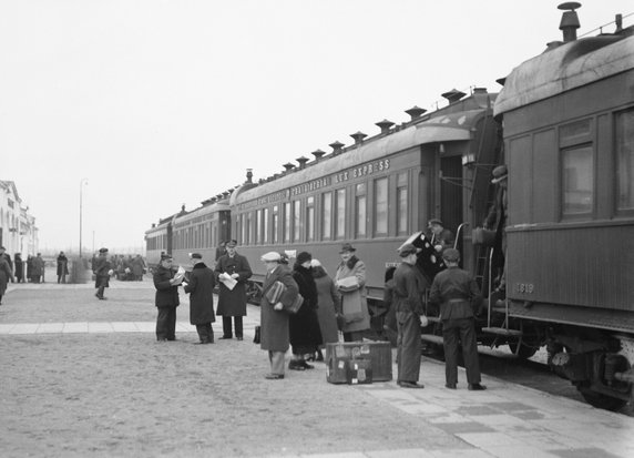 Pasażerowie opuszczają Transsiberian Lux Express w Stołpcach (1934, CC0 1.0 Universal (CC0 1.0) Przekazanie do Domeny Publicznej).