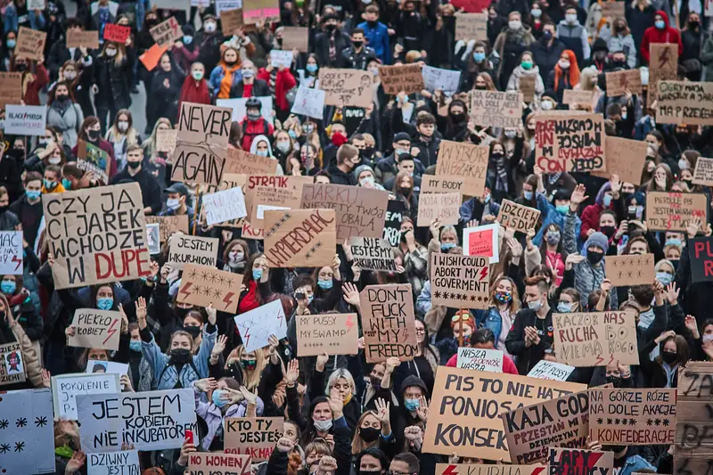 Ściana transparentów na proteście w Łodzi