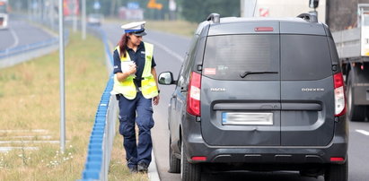 Metal przebił karoserię. Kierowca cudem uniknął śmierci