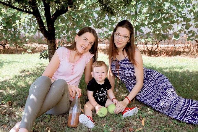 Najslađe je u hladu. Miljana sa kumčetom Ilijom i kumom Marijom