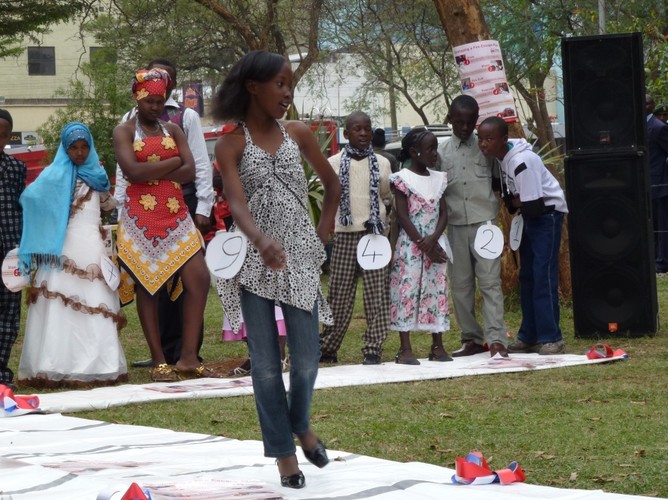 Stolica Kenii tętni życiem - raz po raz odbywają się tu różne ciekawe wydarzenia. Na zdjęciu uliczne wybory miss i mistera dzieciaków biorących udział w szkoleniu przeciwpożarowym.