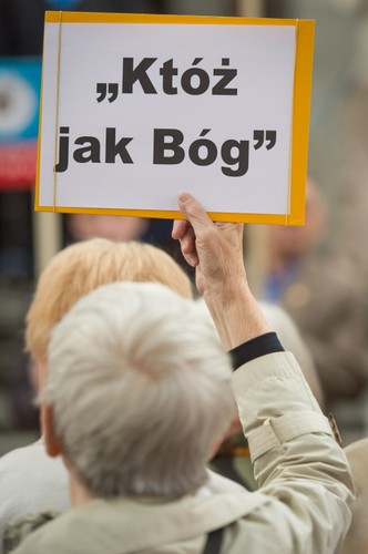 Kontrowersyjna sztuka 'Golgota Picnic'. Protesty i modlitwy w całym kraju