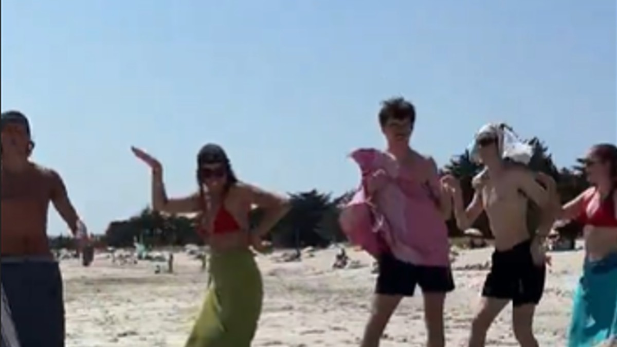 Turisti u Bugarskoj se ludo zabavljaju na plaži