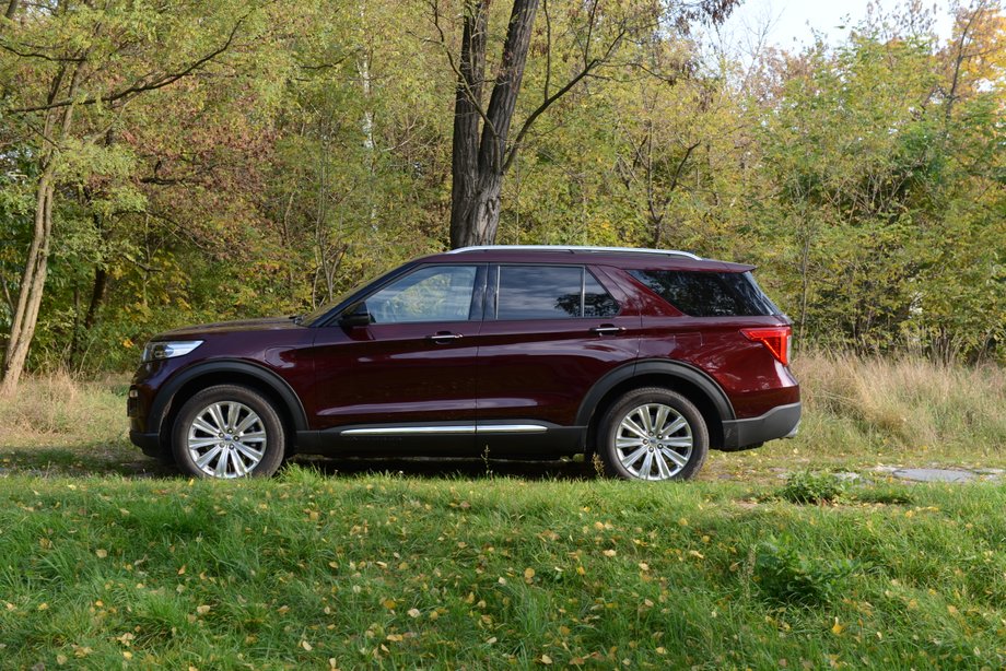 Ford Explorer 3.0 V6 Plug-in Hybrid to auto o masie przekraczającej 2,5 tony, ale mimo gabarytów samochód ten potrafi być oszczędny. Szczególnie jeśli zadbać o codzienne ładowanie baterii. 