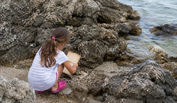 Devojčica pronašla pismo na plaži - ilustracija