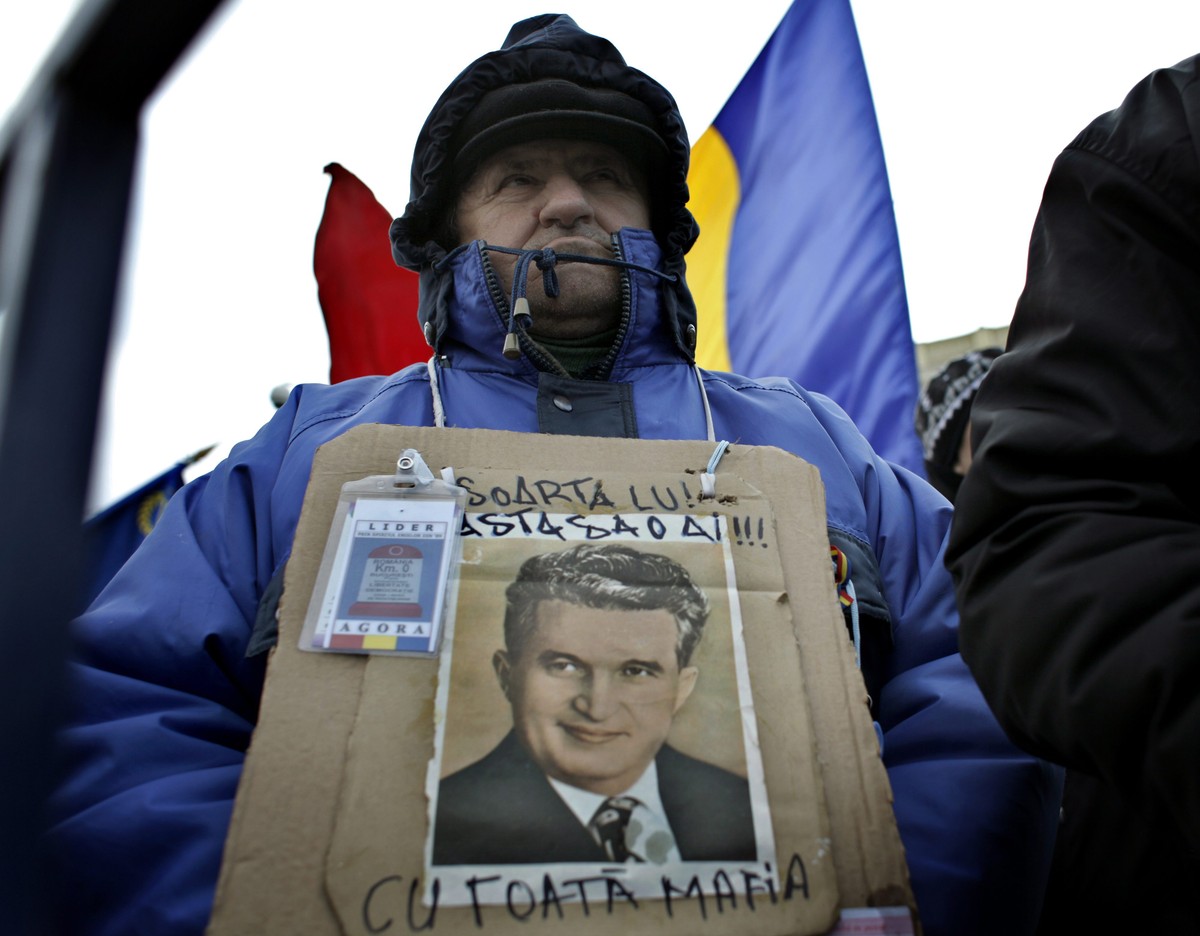 Mężczyzna z portretem Nicolae Ceausescu