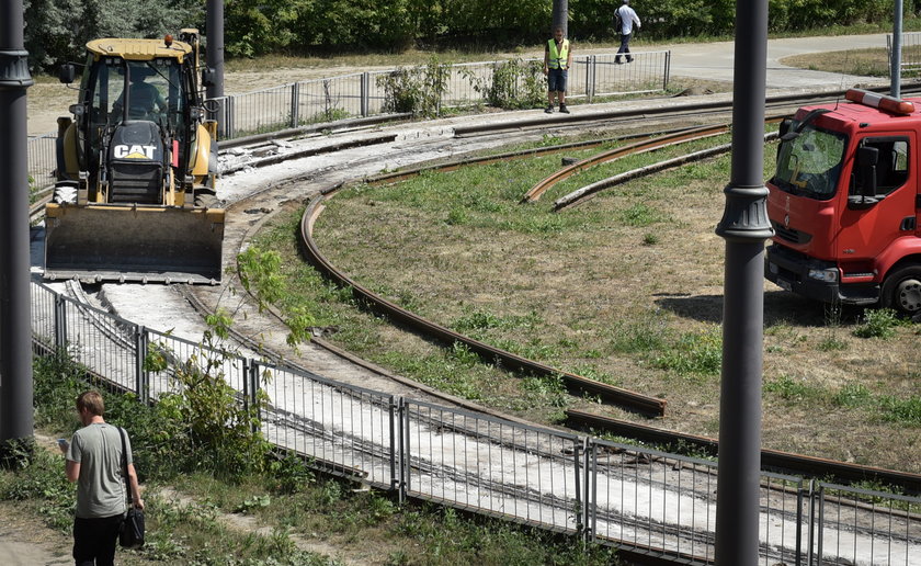 Po pięciu latach od przebudowy pętli Służewiec. Tramwajarze wymieniają nowe tory