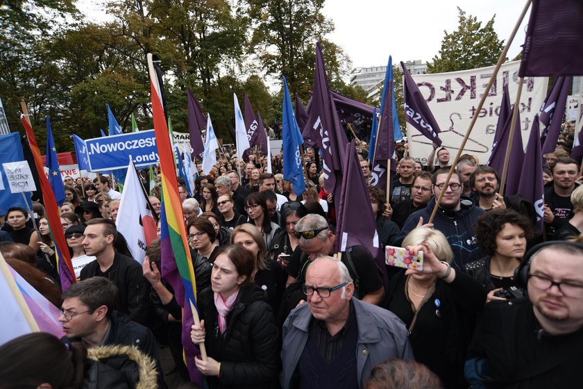 "Pięćset złotych nie dla zygoty!": wkurzone Polki pod Sejmem