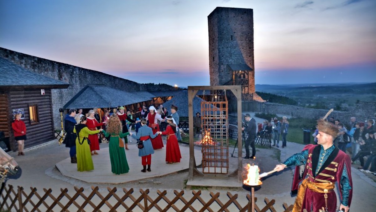 Artystyczne występy, pokazy walk rycerskich i tańca średniowiecznego, a do tego ciekawe legendy, konkursy i zabawy. To tylko niektóre atrakcje, jakie czekają na tych, którzy 1 maja wezmą udział w pierwszym w tym sezonie nocnym zwiedzaniu zamku w Chęcinach. Chętni powinni się pospieszyć, bo wolnych miejsc ubywa z każdym dniem.