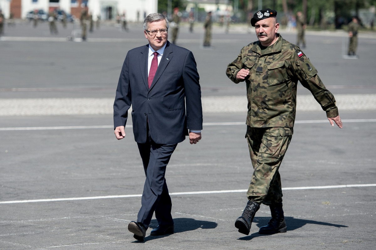 Prezydent Bronisław Komorowski i gen. Jarosław Mika uczestniczą w uroczystościach powitania XIV zmiany PKW Afganistan w 10. Brygadzie Kawalerii Pancernej w Świętoszowie