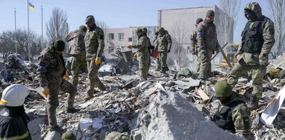 "Modliłem się do Boga, żeby zdążyć się schronić". Media: spod gruzów wydobyto co najmniej 50 ciał