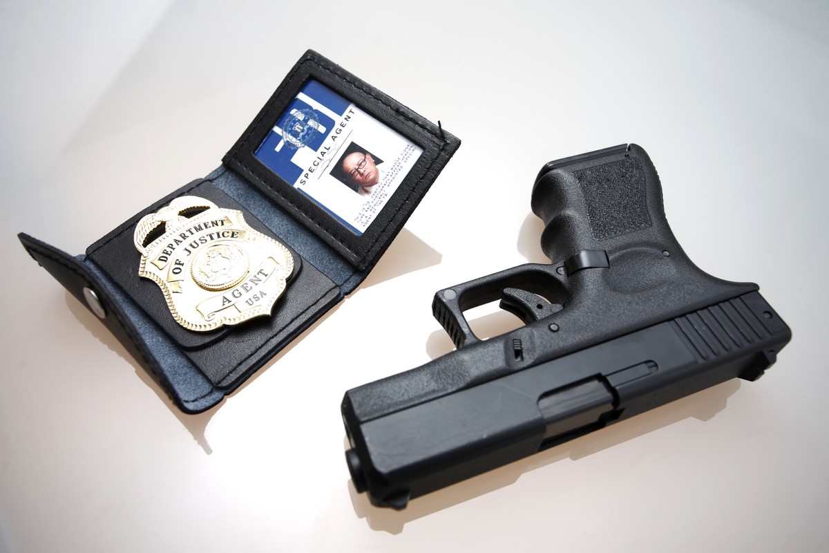Odznaka FBI i pistolet