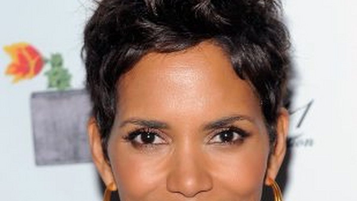 Aż trudno uwierzyć, że Halle Berry skończyła właśnie 45 lat. Zdobywczyni Oscara zorganizowała z tej okazji małe przyjęcie na plaży w Malibu. Razem z nią szampana wypili jej najbliżsi znajomi. Głównym gościem była oczywiście trzyletnia córeczka aktorki Nahla, która albo przytulała się do mamy, albo bawiła się z jej chłopakiem Olivierem Martinezem. (zdj.BE&amp;W)