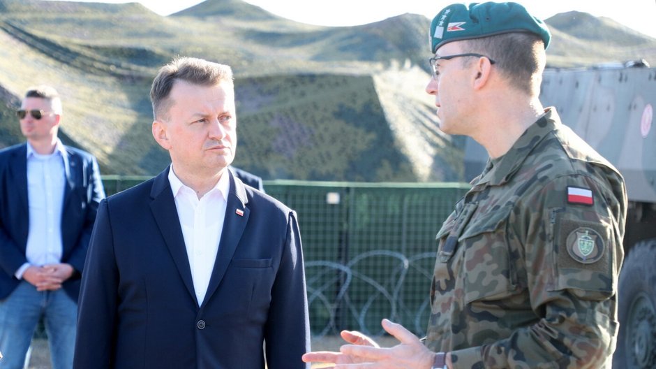 Mariusz Błaszczak  i Dowódca Operacyjny Rodzajów Sil Zbrojnych gen. Tomasz Piotrowski