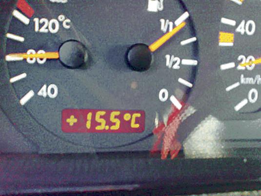 Kedden 13 óra 14 perckor Csornán + 15,5 Celcius fokot mutatott kollégánk autójának hőmérője