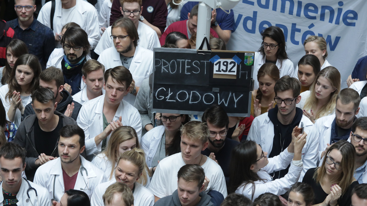 Studenci medycyny ze Śląska będą jutro manifestować w geście poparcia dla strajkujących w Warszawie lekarzy rezydentów. Organizatorzy spodziewają się kilkuset uczestników. Władze Śląskiego Uniwersytetu Medycznego w Katowicach, aby umożliwić udział w wydarzeniu, ogłosiły "godziny rektorskie" na czas protestu.