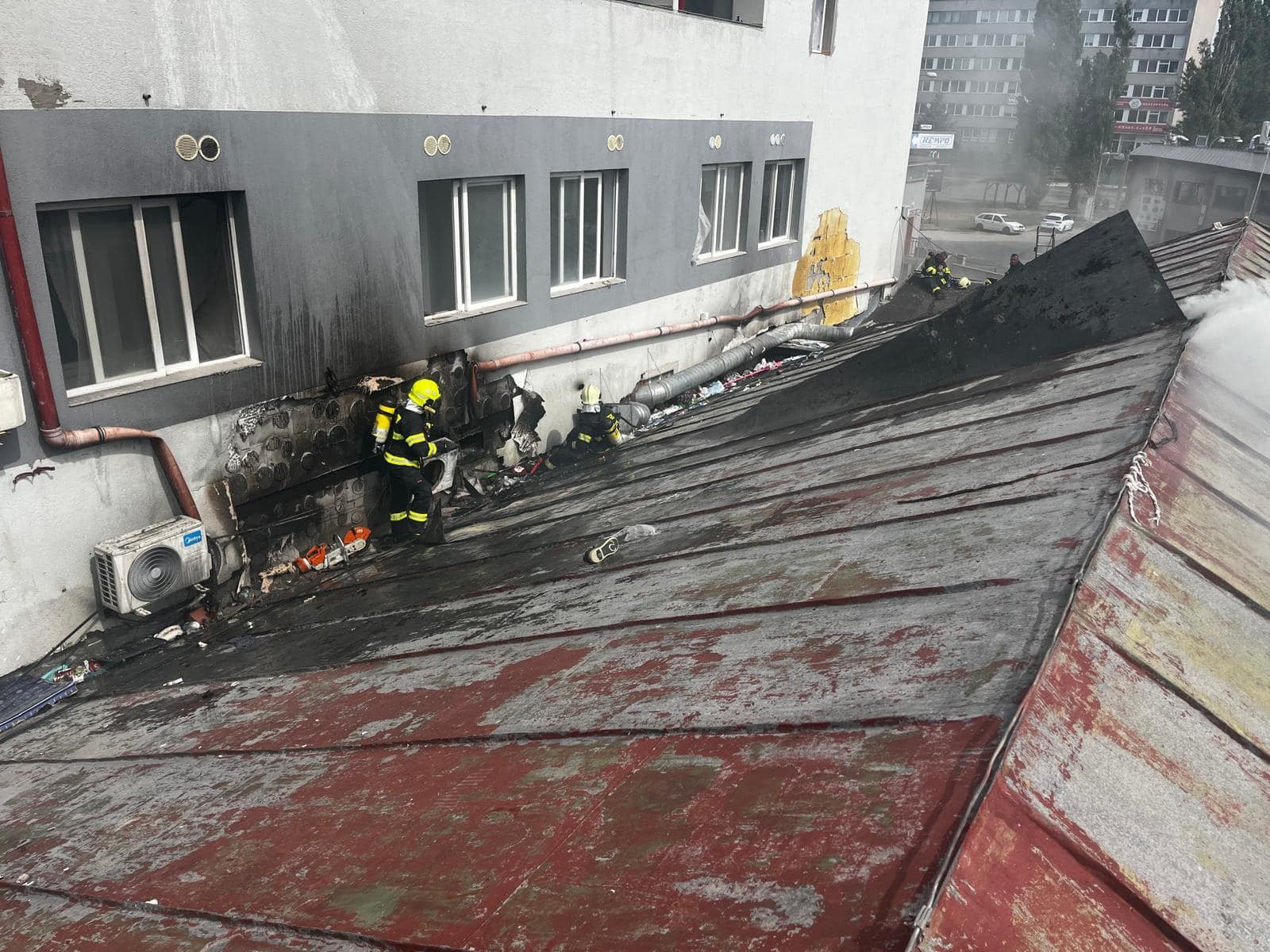 Hasiči zasahovali pri požiari budovy na Starej Vajnorskej.