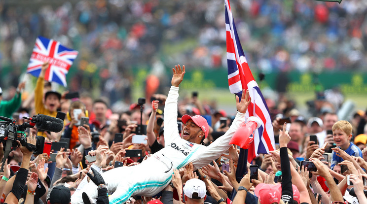 Lewis Hamilton azt mondja, nem a pénz motiválja, a győzelmek éltetik. Persze azért nem boldogtalan, hogy komoly a számlája… /Fotó: Getty Imges