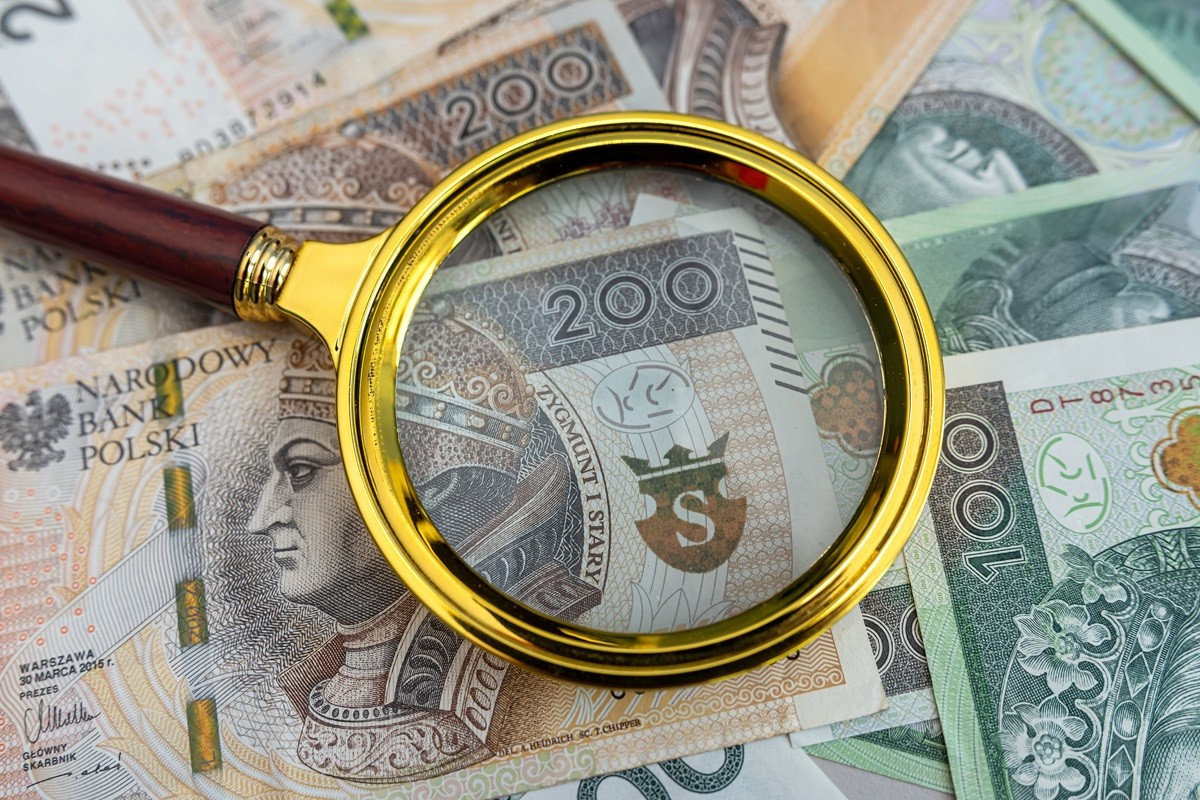 Lupa nad banknotami – kontrola skarbówki i limit wpłat na konto bez zgłoszenia