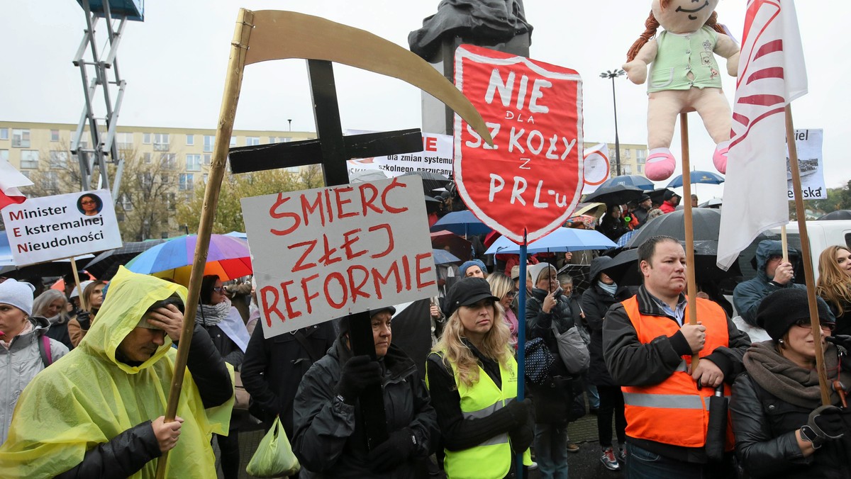 Nauczyciele – członkowie ZNP i rodzice protestowali dziś po południu przed urzędem wojewódzkim przeciwko planowanym zmianom w oświacie. Grzegorz Schetyna zapowiedział, że w przyszłym tygodniu zostanie zgłoszony wniosek o wotum nieufności dla minister Anny Zalewskiej. – Polska szkoła straci na "patologicznej zmianie" – ocenił Władysław Kosiniak-Kamysz (PSL), który był obecny na manifestacji w stolicy.