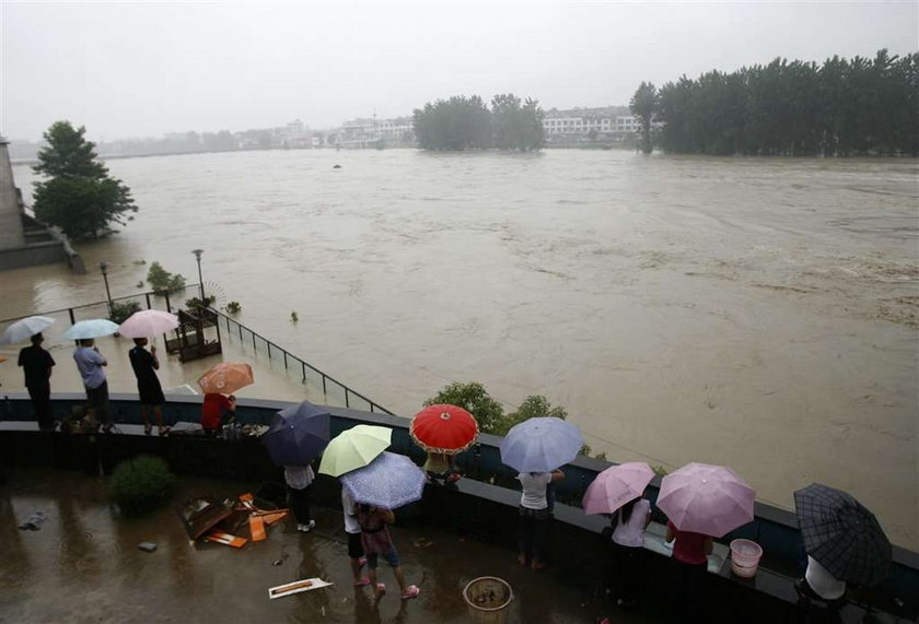 Pół miliona osób ewakuowanych przez powodzie