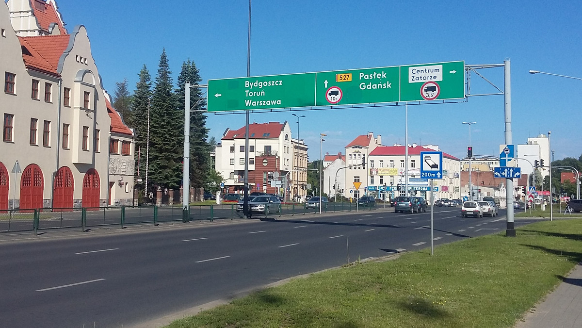 Podolsztyńskie lotnisko prężnie się rozwija. Przybywa połączeń, przybywa przewoźników. Problem w tym, że chętni na skorzystanie z lotów mogą po prostu na samolot nie zdążyć lub w ogóle nie trafić do Szyman. Brakuje bowiem odpowiedniego oznakowania.