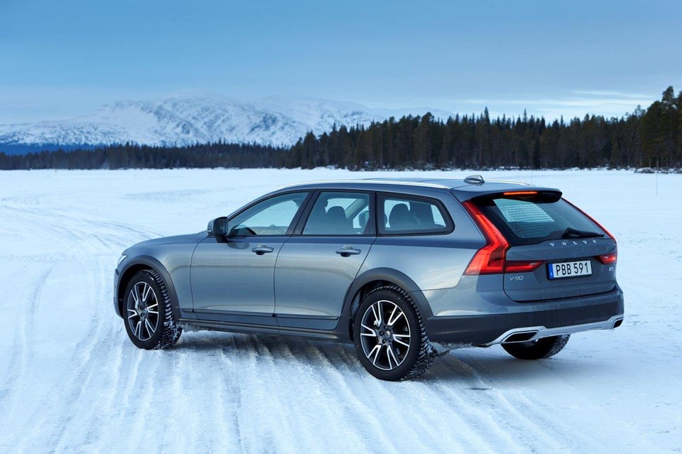 Volvo V90 Cross Country idealne na lód (pierwsza jazda