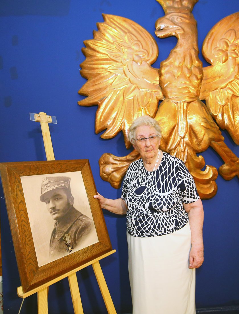 Zofia Jakubowicz, siostrzenica kapitana Pogonowskiego, przekazała pamiątki po  bohaterze Bitwy Warszawskiej 1920 