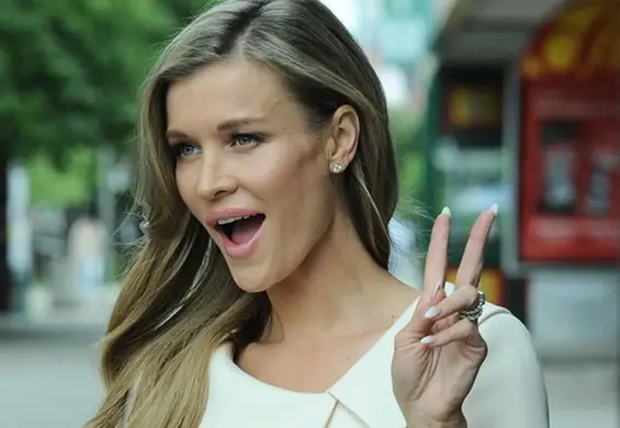 Ciężarna Joanna Krupa na planie Top Model. Oczywiście wygląda hipnotajzing