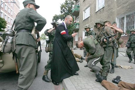 WARSZAWA 04.08.2007OBCHODY 63 ROCZNICY  WYBUCHU POWSTANIA WARSZAWSKIEGOREKONSTRUKCJA WALK POWSTANCZYCH NA CZERNIAKOWIEPOWSTANIE WARSZAWSKIE AK PARASOL ZOSKA BERLINGOWCY  POWSTANCY KONSPIRACJA HISTORIA PATRYJOTYZM MUNDUR BRON WP NIEMCY KOSCIUSZKOWCY PAMIEC SS WOJNANZ REKONSTRUKCJA WALK NA CZERNIAKOWIEFOT GRZEGORZ JAKUBOWSKI