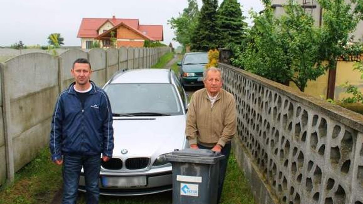 "Nowa Trybuna Opolska": Przez zaniedbania gminy rodzina Pawliczków z ul. Żeromskiego nie może dowieźć do własnego domu opału, materiałów budowlanych ani żadnych większych przedmiotów. Firma przestała też odbierać od nich śmieci.