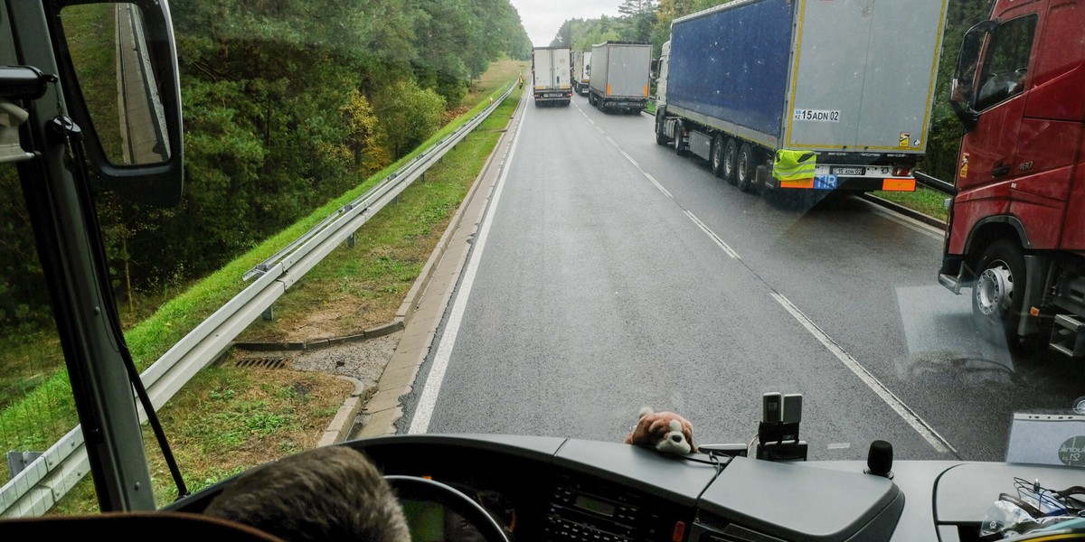 Tysiąc ciężarówek stoi w kolejce do granicy.