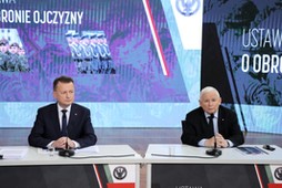 Warszawa, 26.10.2021. Wicepremier, przewodniczący Komitetu Rady Ministrów ds. Bezpieczeństwa Narodowego i Spraw Obronnych Jarosław Kaczyński (P) oraz minister obrony narodowej Mariusz Błaszczak (L) podczas konferencji prasowej w Warszawie, 26 bm. Podczas spotkania politycy zaprezentowali założenia nowej ustawy o obronie ojczyzny. Projektowana ustawa kompleksowo uporządkuje przepisy dotyczące Sił Zbrojnych, zastępując kilkanaście aktów prawnych w tym m.in. ustawę z 1967 roku o powszechnym obowiązku obrony. (mr) PAP/Wojciech Olkuśnik