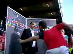 Piłkarz i trener chcieli bić się przed kamerą