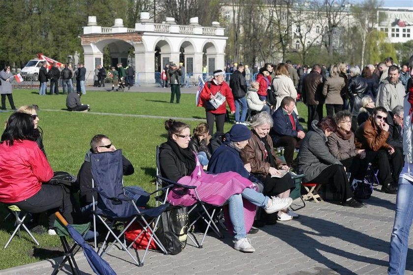 Ludzie zbierają się na Placu Piłsudskiego