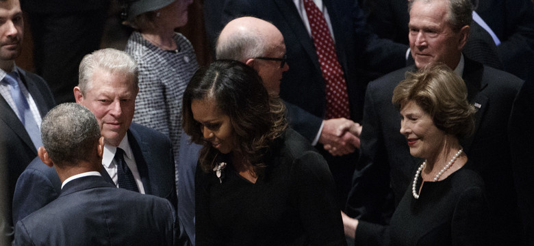 George W. Bush, Michelle Obama i pastylka. Internauci zachwyceni gestem byłego prezydenta