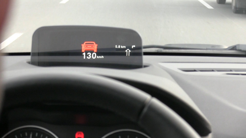 Wyświetlacz HUD (HeadUp Display) w samochodzie co to