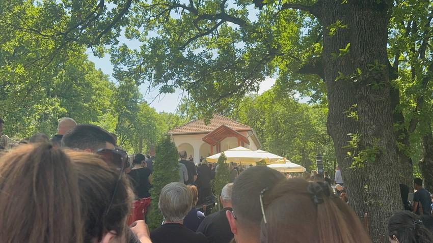 Prijatelji, rođaci i komšije u porti crkve