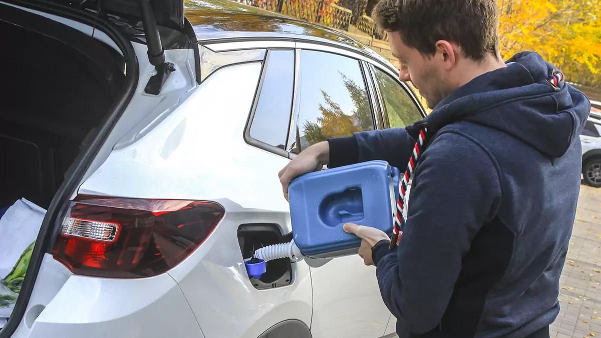 Uzupełnienie płynu AdBlue jest
niemal tak samo łatwe, jak tankowanie samochodu, nie ma więc potrzeby, żeby jechać z tego powodu do serwisu. Samemu można to zrobić znacznie szybciej
i taniej.